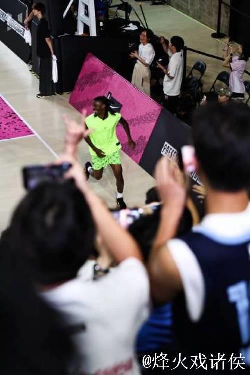 莫兰特转身摆脱防守上空篮打板过桥不沾框，随后无奈抱头